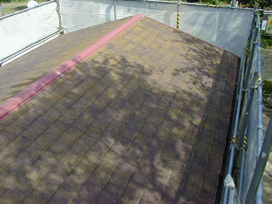 【施工前】住宅用化粧スレート屋根でコケが生えていてかなり汚れています。 